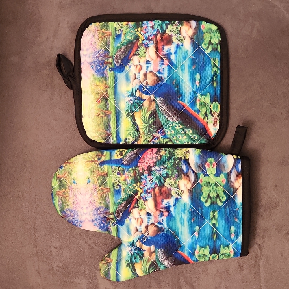 NEW- OVEN MITT AND POTHOLDER SET- PEACOCKS